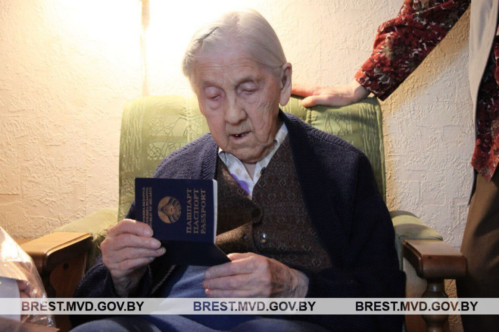 Брестчанке вручили новый паспорт по случаю 100-летнего юбилея