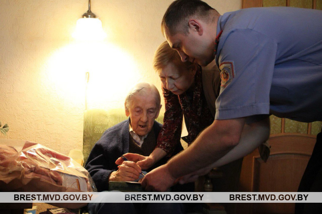 Брестчанке вручили новый паспорт по случаю 100-летнего юбилея