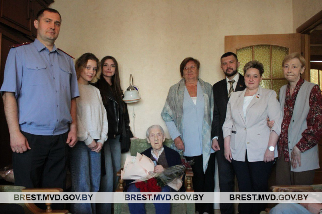 Брестчанке вручили новый паспорт по случаю 100-летнего юбилея