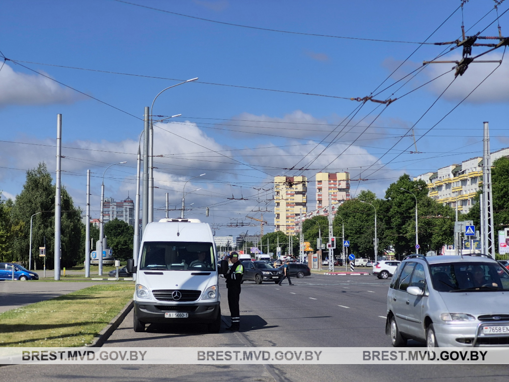 В Бресте проверяют водителей такси и маршруток
