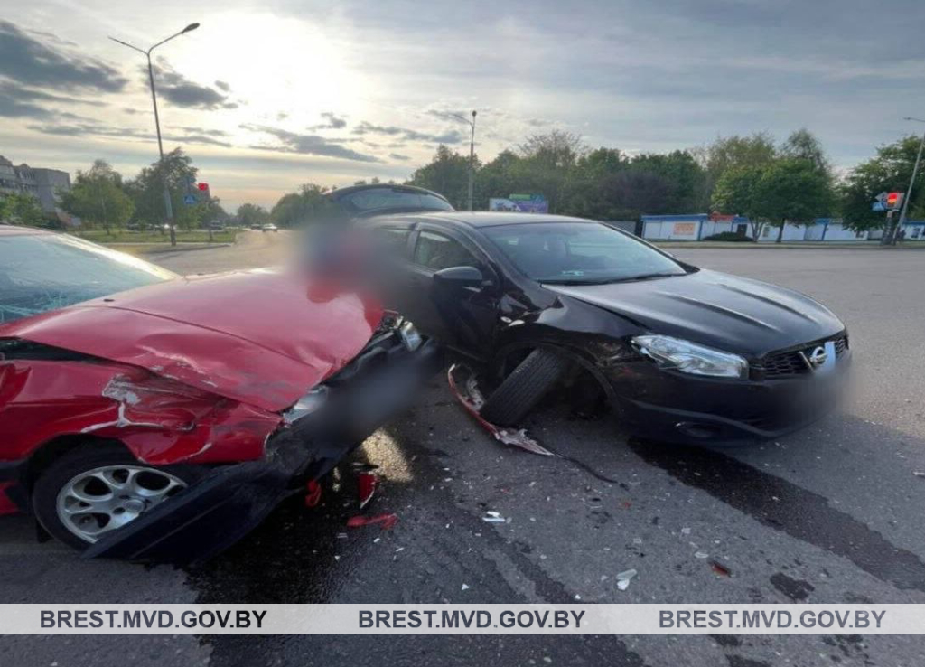 В Кобрине водитель Nissan не пропустил встречный Volkswagen — есть пострадавший